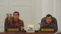 Presiden Jokowi memberikan arahan kepada para Menteri Kabinet Kerja saat sidang perdana di Kantor Presiden, Jakarta, Senin (27/10/2014). (Liputan6.com/Herman Zakharia)
