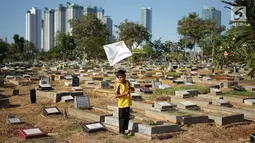 Anak-anak bermain di sekitar Taman Pemakaman Umum (TPU) Karet Bivak, Jakarta, Selasa (10/9/2019). Keterbatasan ruang terbuka hijau memaksa sebagian anak-anak di Ibu Kota bermain tidak pada tempatnya, meskipun dalam kondisi yang tidak layak. (Liputan6.com/Immanuel Antonius)