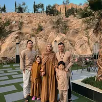 Setelah bertahun-tahun batal, keluarga Anang Hermansyah dan Ashanty akhirnya umrah bersama anak-anak. Intip tampilan kompak mereka selama di Tanah Suci. @ashanty_ash.