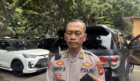 Dua Pelajar SMA Bandung Acungkan Pedang Samurai ke Polisi