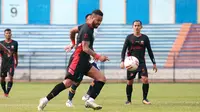 Striker Madura United, Rafael Silva, mencetak gol pada laga uji coba kontra Persela Lamongan di Stadion Surajaya, Lamongan, Sabtu sore (19/6/2021). (Bola.com/Dok Persela).