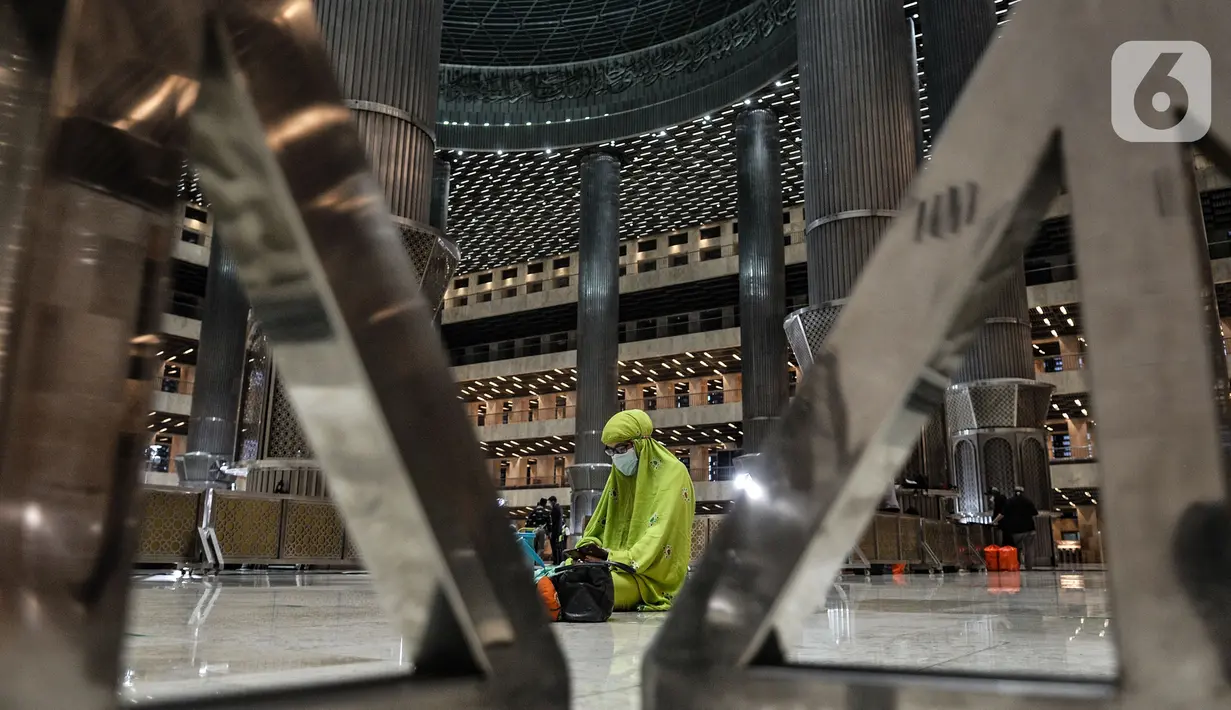 Jemaah saat beribadah di Masjid Istiqlal, Jakarta, Senin (22/2/2021). Di bagian dalam renovasi dimulai dari tempat wudhu, pemasangan 3500 lampu LED, dan kipas angin pada pilar serta Mihrab setinggi 17 meter dengan ornamen Asmaul Husna. (merdeka.com/Iqbal S Nugroho)