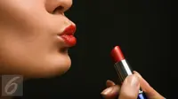 Salah satu bagian tubuh paling menarik adalah bibir. Warna lipstik pun dapat disesuaikan dengan zodiak supaya Anda tampil lebih menarik. (iStockphoto)