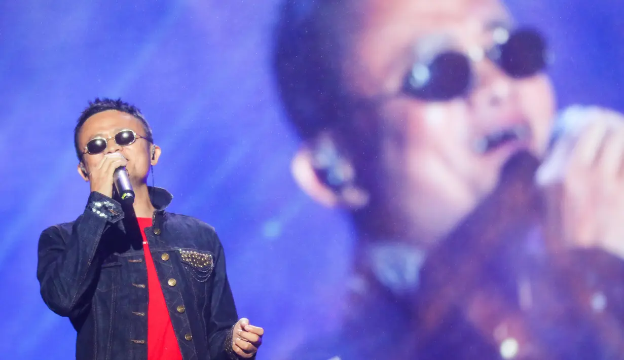 Penampilan Jack Ma saat menyanyikan sebuah lagu dalam Festival Musik Yunqi di Hangzhou, China (11/10). Orang terkaya se-Asia itu tampil kasual dan terlihat santai dengan mengenakan kaos dipadu dengan jaket denim. (AFP Photo/STR/China Out)
