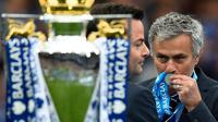 Pelatih Chelsea, Jose Mourinho terlihat mencium medali saat perayaan gelar juara Premier League 2014-15 di Stamford Bridge, Minggu (24/5/2015). Chelsea memperoleh poin 87 di klasemen akhir Premier League. ( Reuters/Dylan Martinez)