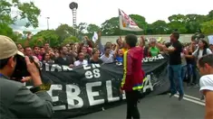 Mahasiswa Venezuela menggelar aksi demonstrasi menuntut perbaikan ekonomi negaranya.
