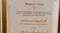 Prasasti cinta yang dibuat anak Ma'ruf Amin dan suaminya dan ditandatangani oleh Jokowi. (dok. Instagram @Rapselali/https://www.instagram.com/p/BsaPogxnYM3/Dinny Mutiah)