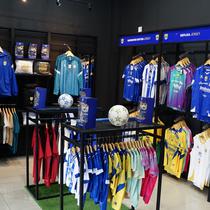Jersey Persib di gerai. (Bola.com/Erwin Snaz)