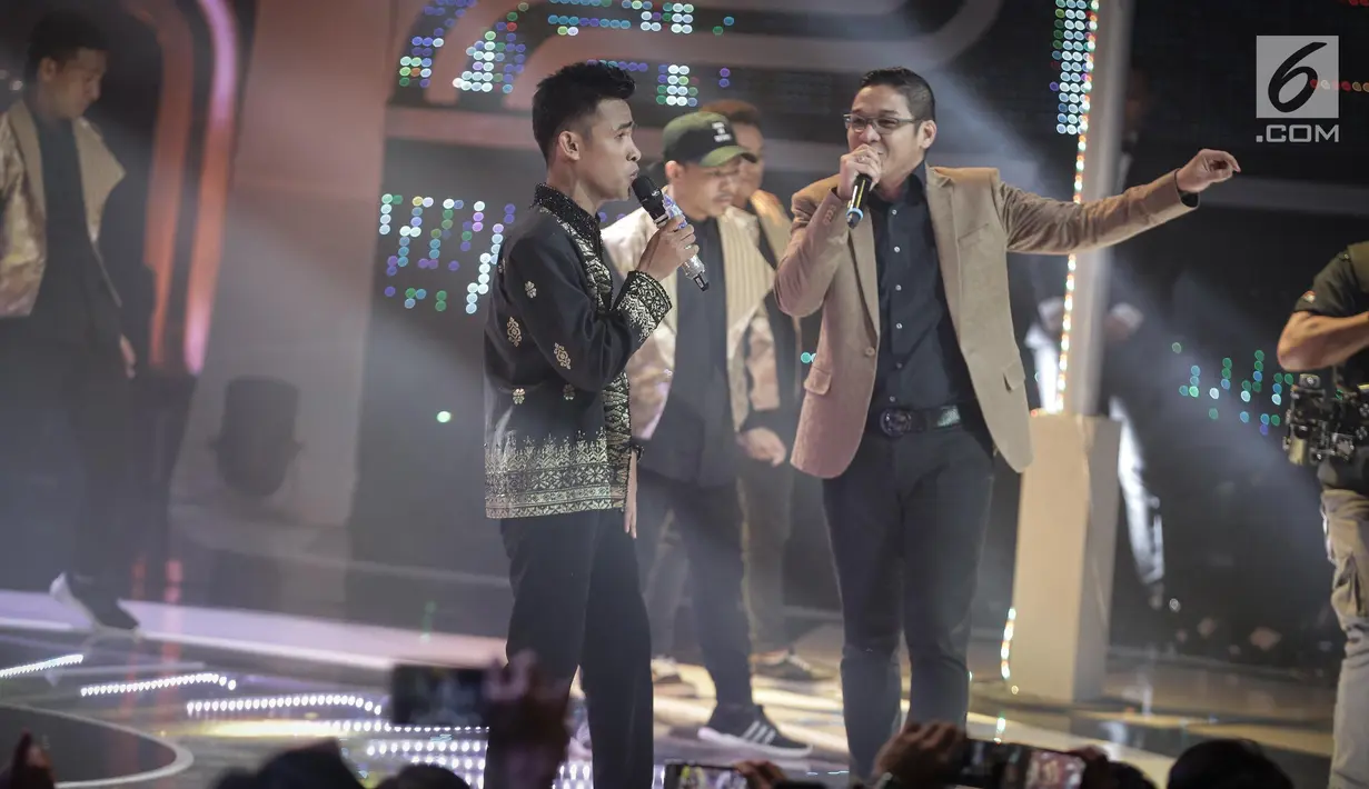 Aksi Fildan finalis asal kota Bau-Bau berduet dengan Pasha Ungu dalam Grand Final Dangdut Academy 4 atau D'Academy 4 di Studio 5 Indosiar, Jakarta, Jumat (19/5). (Liputan6.com/Faizal Fanani)