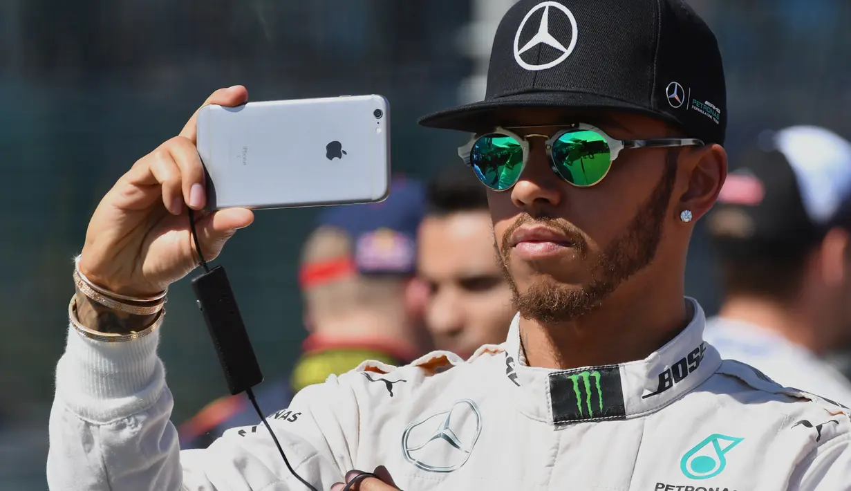 Pembalap F1 dari tim  Mercedes, Lewis Hamilton berselfie saat Formula One Grand Prix di Melbourne, Australia (20/3/16). Lewis Hamilton memiliki 2 juta followers di media sosial Instagram dengan 1887 foto. (REUTERS/Brandon Malone)