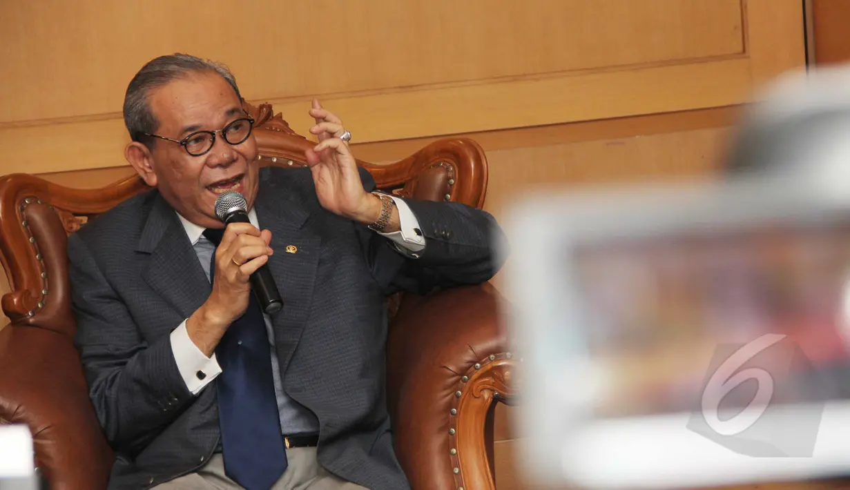 Ketua Komisi II DPR RI Rambe Kamarulzaman menjadi pembicara pada Dialog Pilar Negara bertema "Pemilu Serentak di Seluruh Indonesia" di Komplek Parlemen Senayan, Jakarta, Senin (13/4/2015). (Liutan6.com/Helmi Afandi)