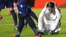 Bek Real Madrid, Sergio Ramos, tampak lesu usai ditaklukkan Levante pada laga La Liga di Stadion Ciutat de Valencia, Sabtu (22/2/2020). Levante menang 1-0 atas Real Madrid. (AP/Alberto Saiz)