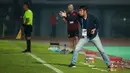 Pelatih kepala Dewa United FC, Nil Maizar memberikan instruksi ke timnya saat laga pekan ke-10 BRI Liga 1 2022/2023 antara Dewa United FC melawan PSM Makassar di Stadion Indomilk Arena, Tangerang, Kamis (15/9/2022). (Bola.com/Bagaskara Lazuardi)