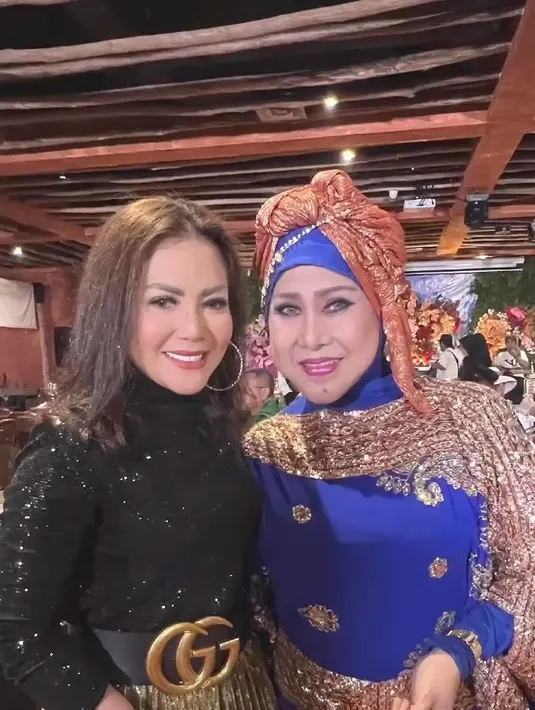 Penyanyi dangdut Kristina tampil mengenakan outfit serba hitam. "Happy Milad Umi sayang @elvy_sukaesih yang ke - 72 Tahun… Barakallahu fii Umrik," tulis kristinadangdut [Instagram/cameliamalikreal]