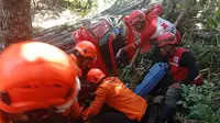 Truk Pengangkut Besi Alami Rem Blong di Kulonprogo, Tabrak Motor lalu Terguling