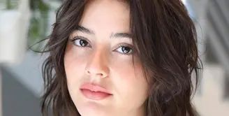 Short Wolf Cut menjadi gaya rambut yang mampu menghadirkan kesan edgy. Gaya rambut ini mudah diaplikasikan dan sempurna untuk membingkai wajah dengan sempurna. [Foto: Pinterest].