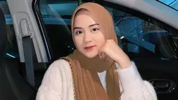 Alumni UNPAD ini memang gaya tampilannya selalu terlihat menawan. Momen Alifhiat Fitri berpose topang dagu saat berada di mobil kian membuatnya tampak memesona. Tak heran, foto cantik Alifhia Fitri ini banjir like dan komentar dari netizen. (Liputan6.com/IG/@alifhiafitri)