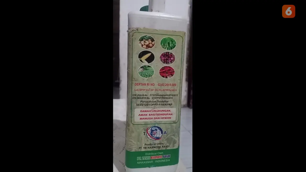Pupuk organik cair merek biotani plus dikabarkan beredar gunakan izin deptan biota plus (Liputan6.com/ Eka Hakim)