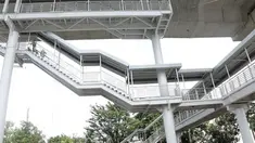 Jembatan Penyeberangan Orang sekaligus jembatan menuju shelter bus transjakarta di kawasan Trunojoyo menuai kontroversi