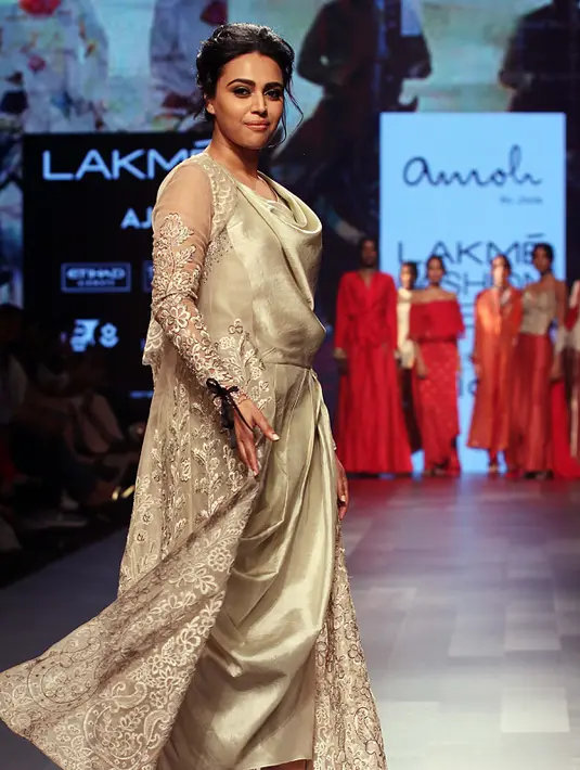 Aktris Bollywood India Swara Bhaskar berpose saat mengenakan busana rancangan desainer Amoh oleh Jade di Lakmé Fashion Week Summer Resort 2017 di Mumbai, India (3/2). (AFP Photo/Sujit Jaiswal)