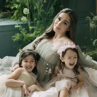 Yasmine Wildblood bersama dua anaknya yang cantik (Instagram/yaswildblood)