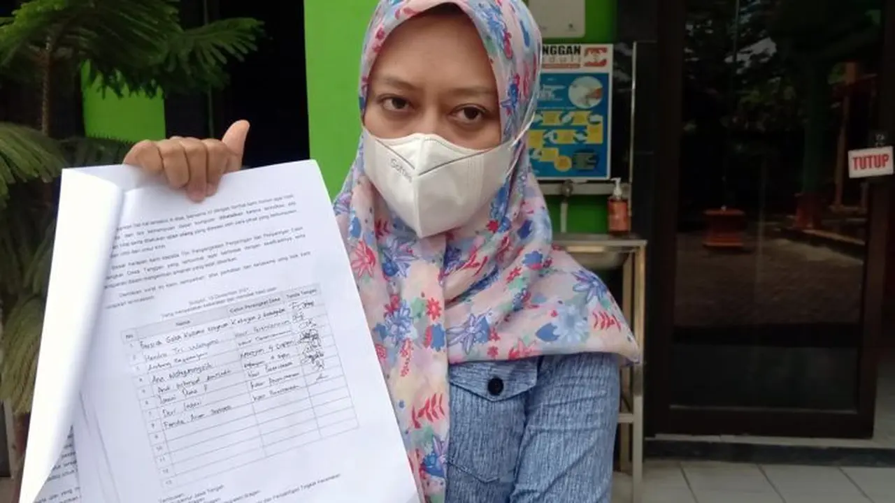 Salah seorang peserta seleksi calon perdes menunjukkan surat keberatan dan penolakannya terhadap hasil ujian tertulis dan TKDK di Balai Desa Tanggan, Gesi, Sragen, Kamis (23/12/2021). (Solopos.com/Tri Rahayu)