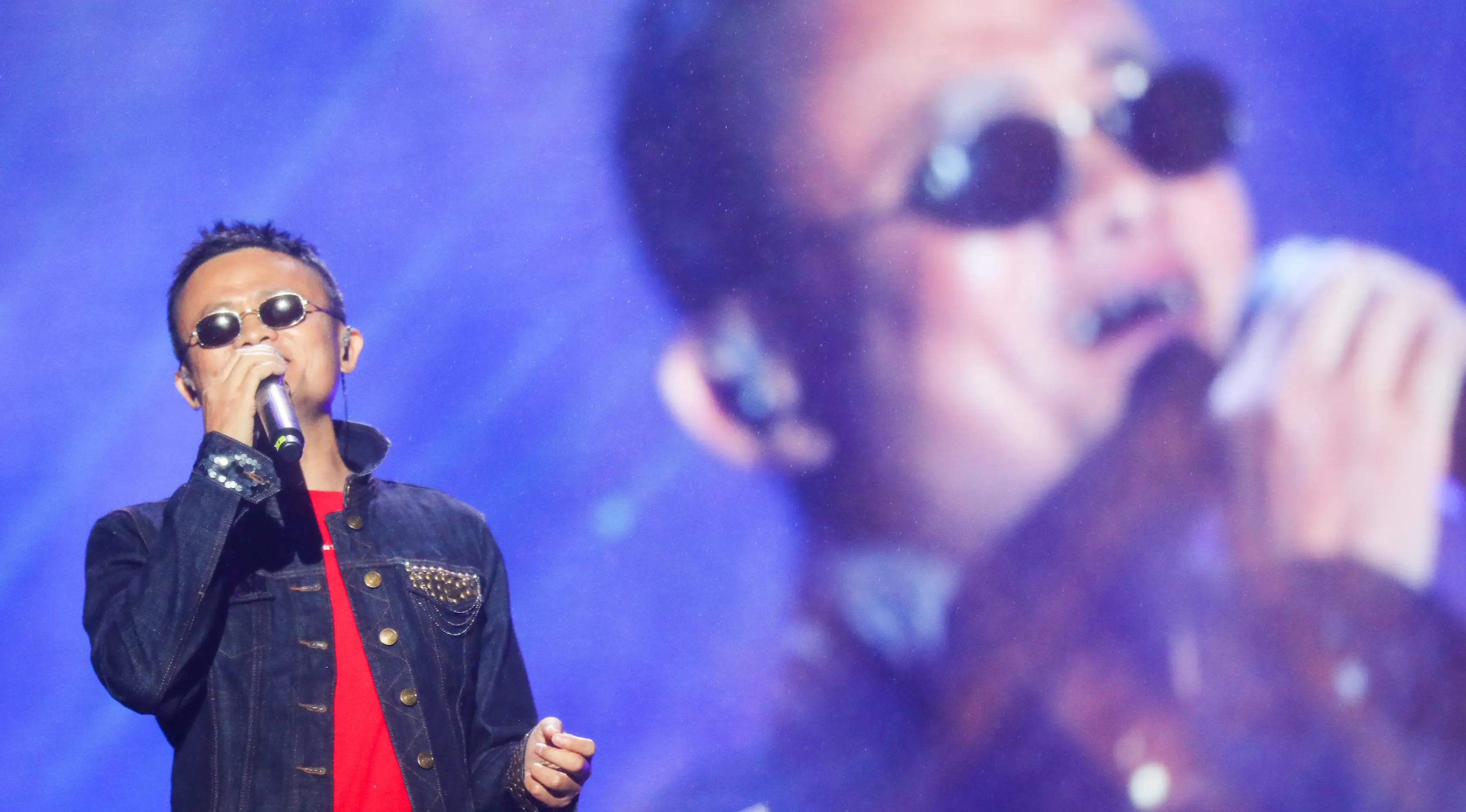 Penampilan Jack Ma saat menyanyikan sebuah lagu dalam Festival Musik Yunqi di Hangzhou, China (11/10). Orang terkaya se-Asia itu tampil kasual dan terlihat santai dengan mengenakan kaos dipadu dengan jaket denim. (AFP Photo/STR/China Out)