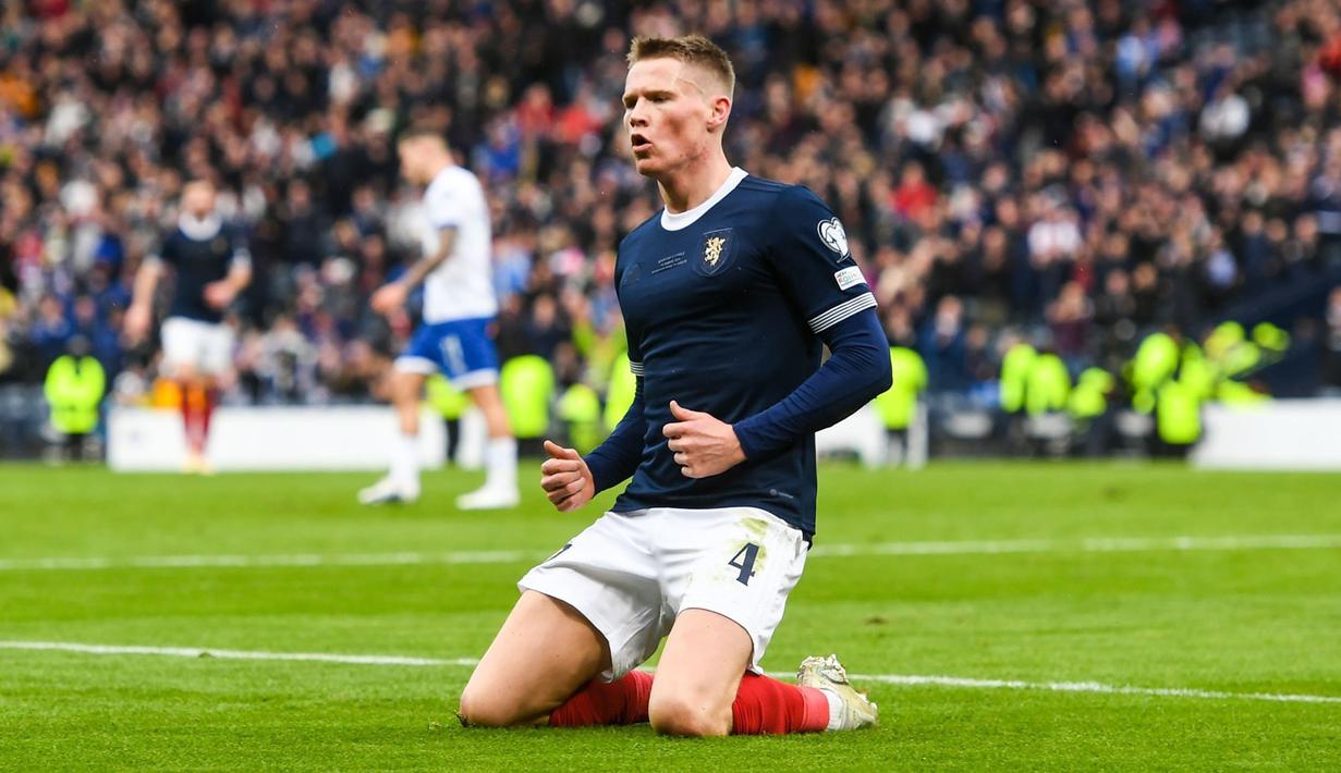 Selebrasi gelandang Timnas Skotlandia, Scott McTominay setelah mencetak gol ke gawang Sprus pada laga Grup A Kualifikasi Euro 2024 di Hampden Park, Skotlandia (25/3/2023). Baru dimasukkan pada 23 menit terakhir, Scott McTominay mampu menyumbang dua gol ke gawang Siprus untuk membawa Skotlandia menang 3-0 di akhir laga. Bersama Timnas Skotlandia ia kini telah mengoleksi 3 gol dan 2 assist dari total 38 laga. (twitter/@UtdPlug)