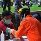 Petugas mengambil sampel darah saat melakukan rapid test pendeteksian COVID-19 kepada tenaga medis di Stadion Patriot Candrabhaga, Bekasi, Rabu (25/3/2020). Pemeriksaan hanya diperuntukan bagi tenaga medis seluruh puskesmas, dan rumah sakit yang ada di Kota Bekasi. (Liputan6.com/Herman Zakharia)