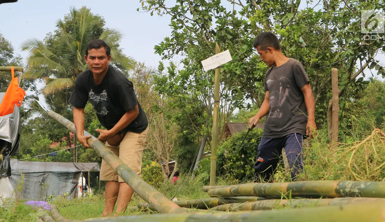 Warga membangun kamp pengungsian Gunung Agung di lahan milik dinas pertanian, Karangasem, Bali, Senin (27/11). Status Gunung Agung yang naik dari siaga ke awas, membuat warga diminta mengungsi dari radius 8 hingga 10 kilometer. (Liputan6.com/Andi Jatmiko)