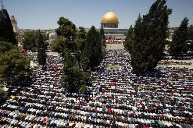 Ratusan ribu umat Muslim Palestina menjalankan ibadah salat di Masjid Al-Aqsa  (AFP)