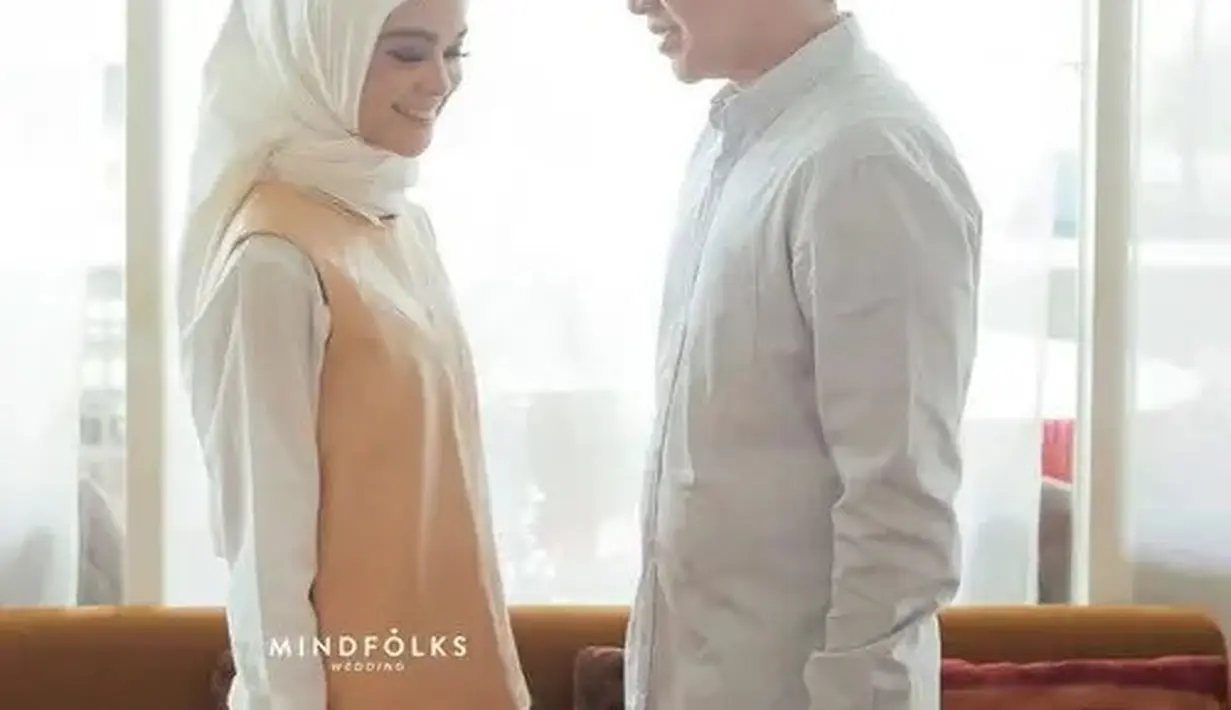 Gaya kasual dipilih Tantri Namirah dan Haykal Kamil saat Prewed. Tantri mengenakan vest dan inner kemeja putih serasi dengan kerudungnya. [Mindfloks]