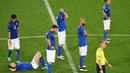 Kesedihan pemain Italia setelah kalah adu penalti melawan Jerman pada perempat final Piala Eropa 2016 di Stadion Matmut Atlantique, Bordeaux, Minggu (3/7/2016) WIB. (AFP/Mehdi Fedouach)
