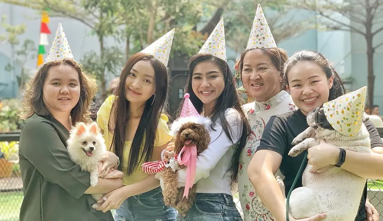 Tak hanya merayakan berdua, Feli dan Hito juga mengundang sejumlah kerabat. Tak terkecuali Natasha Willona dan keluarga. Dalam perayaan tersebut mereka juga membawa anjing lucu lainnya, asyik banget ya! (Liputan6.com/IG/felicyangelista_)