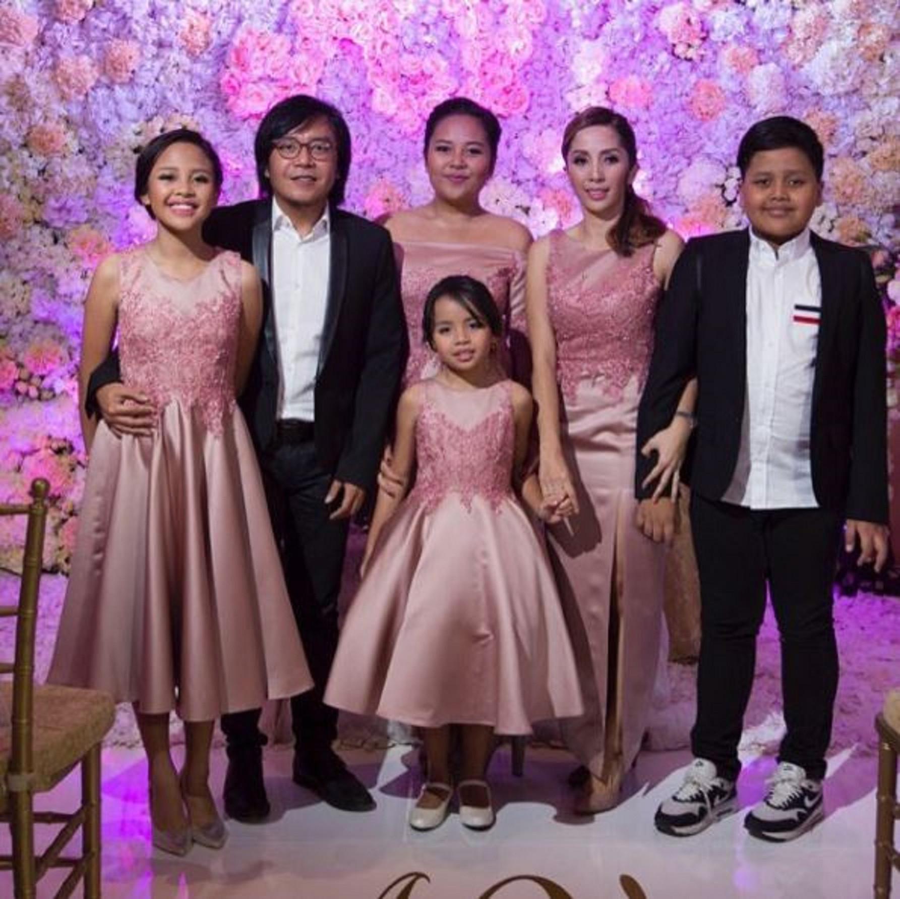 5 Potret Keharmonisan Keluarga Ari Lasso dan Vitta Dessy - News