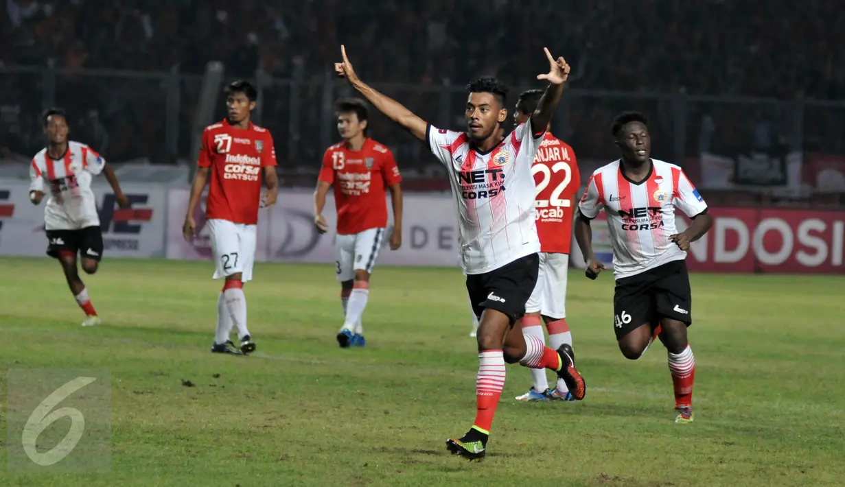 Pemain Persija Syahroni berselebrasi usai mencetak gol saat pertandingan Trofeo Persija di Stadion GBK, Jakarta, Sabtu (9/4). Tim berjulukan Macan Kemayoran itu menjuarai Trofeo Persija 2016 setelah mengalahkan Bali United 1-0 (Liputan6.com/Johan Tallo)