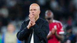 Meski kalah, Arne Slot mencoba tetap optimis. Skor 0-2 dianggapnya masih dalam batas aman untuk dikejar saat mereka bermain di hadapan publik sendiri pada leg kedua nanti. (AP Photo/Aurelien Morissard)