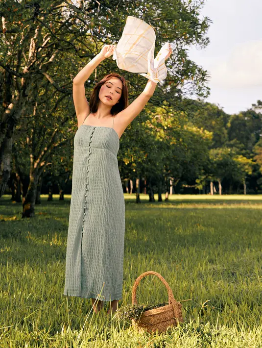 Sebagai sosok ibu baru, Andrea sangat memahami peran penting seorang perempuan yang multifaceted, yang direpresentasikannya lewat busana yang sederhana, bebas repot, namun tetap bergaya untuk perempuan modern. Foto: Document/Love, Bonito.