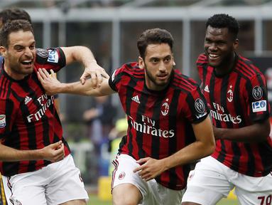 Pemain AC Milan, Hakan Calhanoglu (tengah) merayakan golnya ke gawang Hellas Verona pada lanjutan Serie A di San Siro stadium, Milan, (5/5/2018). AC Milan menang telak 4-1. (AP/Antonio Calanni)