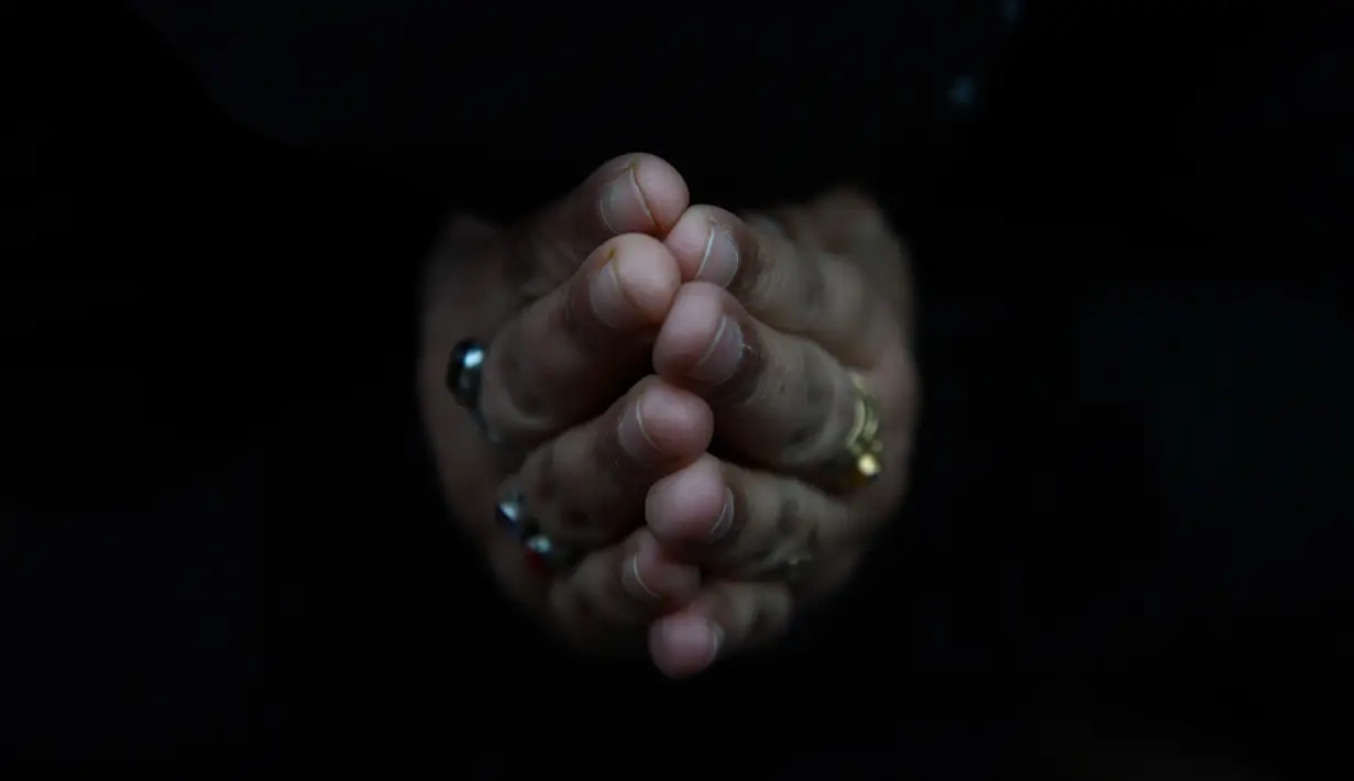 Seorang Muslim Kashmir berdoa yang didedikasikan untuk Bahauddin Naqshband Bukhari, pendiri  Tarekat Naqshbandi di daerah Khawaja Bazaar Srinagar pada 15 Desember 2015.(AFP Photo/Tauseef Mustafa)