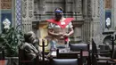 Pelayan mengenakan masker dan pelindung wajah untuk mencegah penyebaran virus corona COVID-19 saat melayani pelanggan di Restoran Sanborns of the Azulejos, Mexico City, Meksiko, Rabu (1/7/2020). (AP Photo/Eduardo Verdugo)