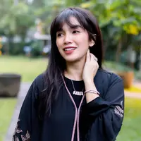 Wajah Ussy Sulistiawaty yang masih kencang serta badannya yang terlihat singset membuatnya terlihat seperti seorang ABG. (FOTO: instagram.com/ussypratama/)