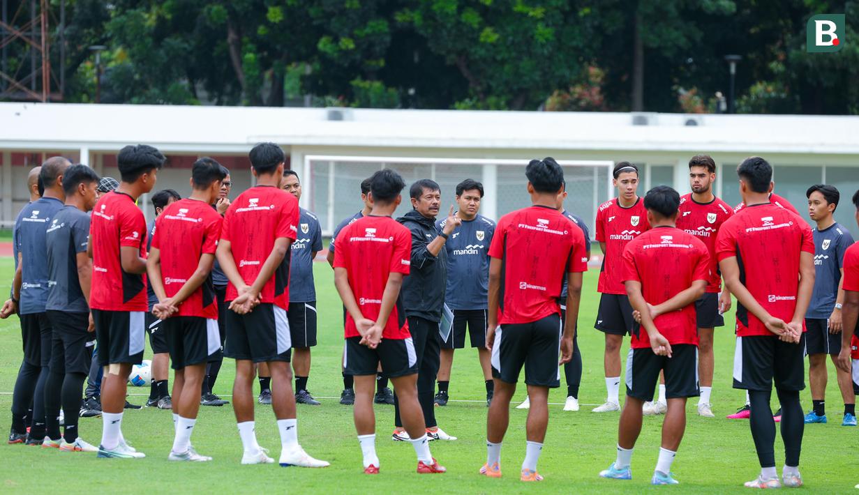 Pelatih Timnas Indonesia U-22, Indra Sjafri, memberikan arahan kepada anak asuhnnya saat sesi latihan jelang menghadapi Timnas Mali di Stadion Madya, Senayan, Jakarta, Jumat (14/11/2025). (Bola.com/M Iqbal Ichsan)