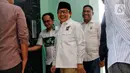 Ketua Umum PKB Muhaimin Iskandar (tengah) tersenyum sebelum menyampaikan keterangan pers di Kantor DPP PKB, Jakarta, Kamis (15/6/2023). (Liputan6.com/Angga Yuniar)