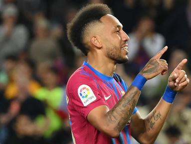 Pierre-Emerick Aubameyang ternyata masih berjodoh dengan Liga Inggris. Usai meninggalkan Arsenal pada tengah musim 2021/2022 untuk hijrah ke Barcelona, ternyata ia kembali ke Liga Inggris musim 2022/2023 ini menjelang deadline bursa transfer ditutup dengan bergabung bersama Chelsea. Menarik ditunggu ketajamannya bersama Cheslea, apakah ia mampu mencetak banyak gol bersama The Blues di musim debutnya seperti yang dilakukan 5 pemain berikut ini? (AFP/Lluis Gene)