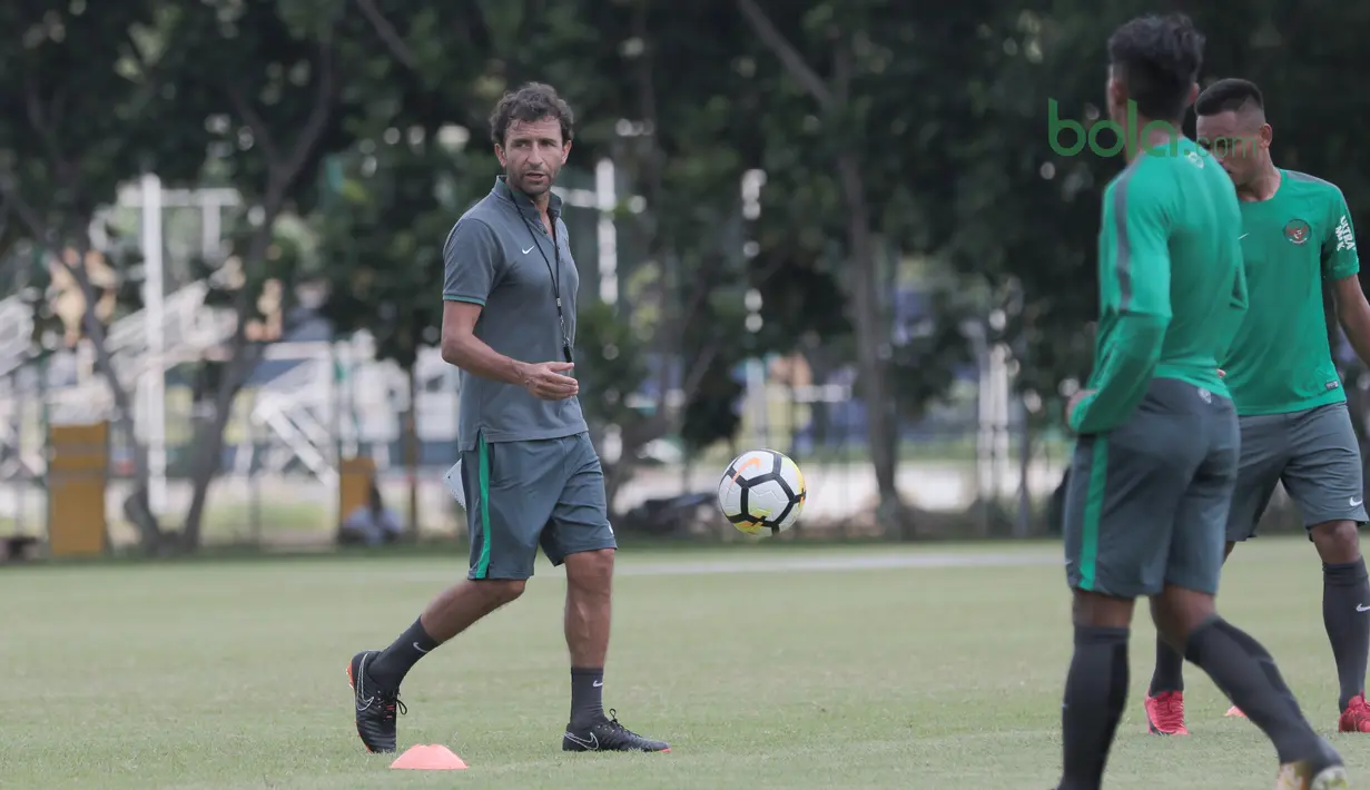 Pelatih Timnas Indonesia, Luis Milla terus memantau pemain timnas saat latihan di Lapangan ABC Senayan, Jakarta (21/2/2018). Latihan ini merupakan persiapan Asian Games 2018. (Bola.com/Nick Hanoatubun)