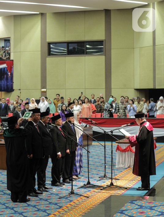 Prosesi pengambilan sumpah lima pimpinan DPRD DKI Jakarta saat dilantik di Gedung DPRD DKI Jakarta, Senin (14/10/2019). Wakil Ketua DPRD DKI Jakarta dijabat oleh Ahmad Suhaimi dari PKS, Zita Anjani dari PAN, M Taufik dari Gerindra, dan Misan Samsuri dari Demokrat. (Liputan6.com/Faizal Fanani)