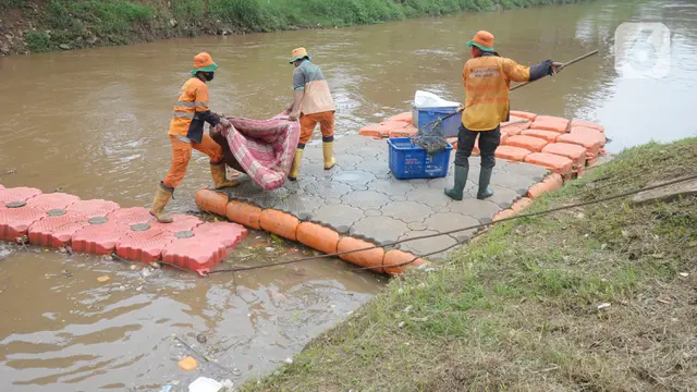 Antisipasi Banjir di Musim Penghujan, Dinas Kebersihan Bersihkan Sampah Sungai