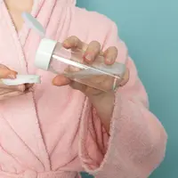Micellar water, cara mudah bersihkan wajah tanpa perlu bilas/copyright freepik/KamranAydinov
