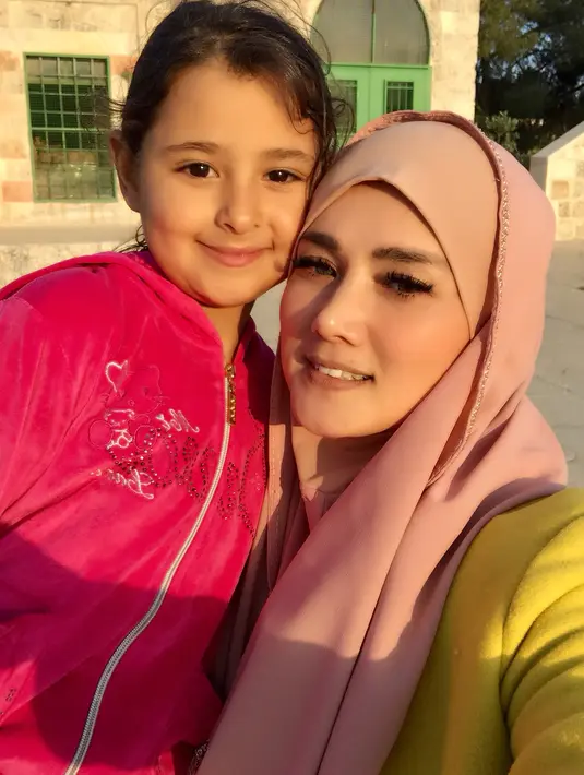 Sangat tepat pemilihan warna pink pada hijab yang dikenakan Mulan Jameela ini. Melihat warna kulitnya yang putih berseri dan pas dikenakannya.  (Instagram/mulanjameela1)